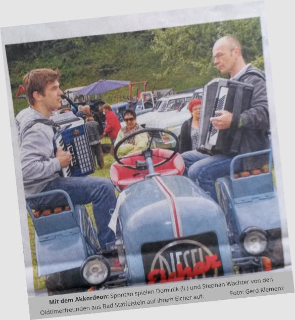 Mit dem Akkordeon: Spontan spielen Dominik (li.) und Stephan Wachter von den  Oldtimerfreunden aus Bad Staffelstein auf ihrem Eicher auf.		Foto: Gerd Klemenz